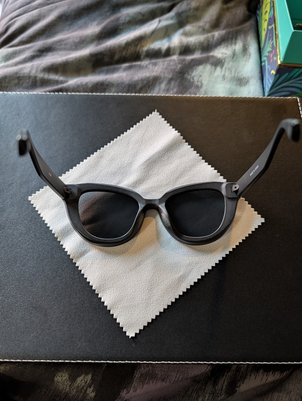 Black Cat-Eye Sunglasses - Picture 4 of 6